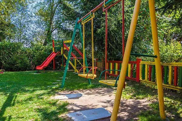 детски кът с люлки и пързалка в семеен хотел Ив
